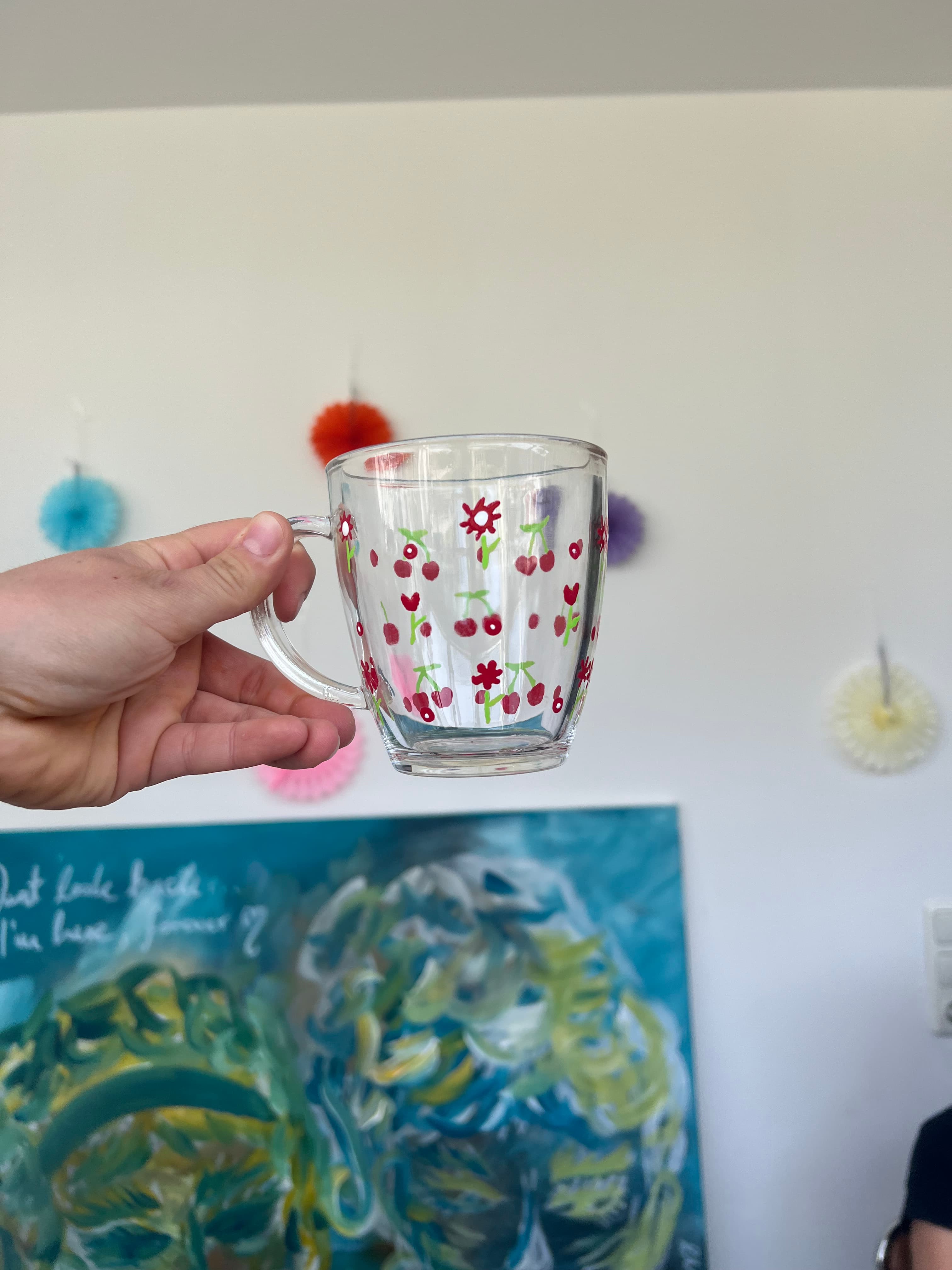 Detail derselben Tasse aus anderem Winkel mit abstraktem Hintergrundbild